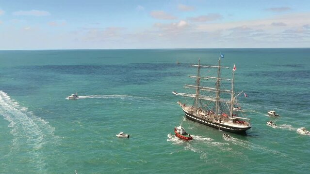 Vue a&eacute;rienne du Belem, voilier trois-m&acirc;ts fran&ccedil;ais &agrave; la sortie du port de F&eacute;camp lors de l'&eacute;v&eacute;nement Grand'Escale - Bateau &agrave; voiles devant l'horizon partant en croisi&egrave;re