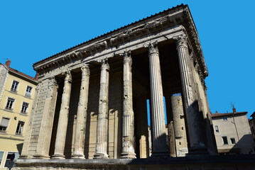 Temple romain d'Auguste et de Livie à Vienne. France - obrazy, fototapety, plakaty