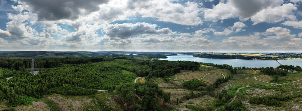 Die M&ouml;hnetalsperre - mit Aussichtsturm - Sauerland, NRW