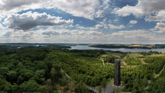 Die M&ouml;hnetalsperre - mit Aussichtsturm - Sauerland, NRW