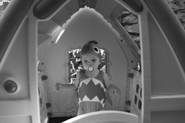 bébé requin enfant déguisé en requin