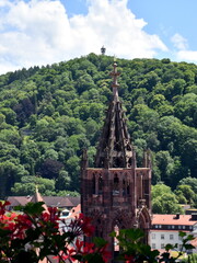 Naklejka premium Türme am Freiburger Münster vor dem Schlossberg