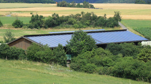 Landwirtschaftliches Geb&auml;ude mit Solarzellen