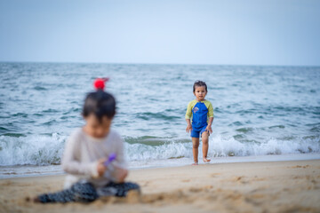 Naklejka premium girl running by the sea