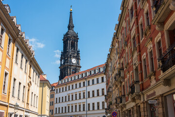 Fototapeta na wymiar Die dresdener Neustadt mit den renovierten historischen Gebäuden, den idyllischen Innenhöfen mit Gastronomie und Handel sind ein Touristenmagnet