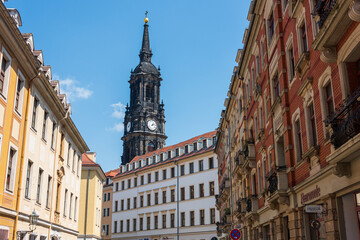 Fototapeta premium Die dresdener Neustadt mit den renovierten historischen Gebäuden, den idyllischen Innenhöfen mit Gastronomie und Handel sind ein Touristenmagnet