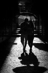 Silhueta de um casal de namorados em contraluz