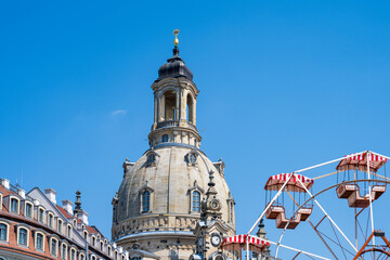 Die Kuppel der Frauenkirche am Neumarkt die Gondeln eines Riesenrades im Vordergrund