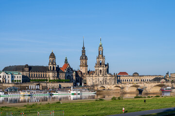 Fototapeta na wymiar Blick über die Dresdener Elbwiesen auf die Kulisse des Schlosses und der Schloßkirche und die Augustusbrücke