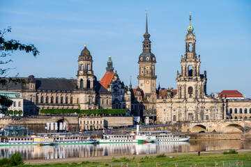 Obraz premium Blick über die Dresdener Elbwiesen auf die Kulisse des Schlosses und der Schloßkirche und die Augustusbrücke
