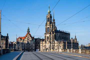 Fototapeta premium Dresden Blick über die menschenleere Augustusbrücke am frühen Morgen