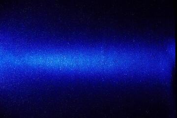 Obraz premium Blue horizontal beam of light on a dark blue wide gradient background in fine grain