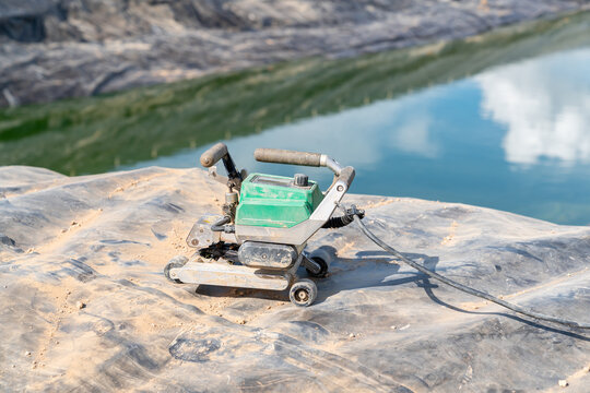 Automatic hot-wedge welding machin for welding patch convas