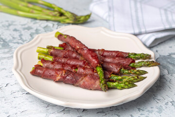 Grilled asparagus with bacon (Turkish name; Pastirmali kuskonmaz ızgara)