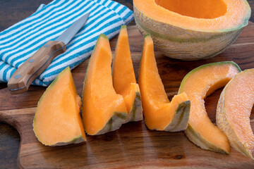 tranches de melon en gros plan sur une planche à découper