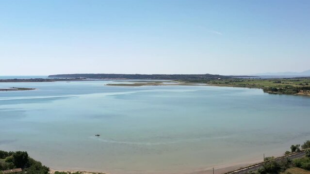 survol des corbi&egrave;res dans le sud de la France et vue sur la m&eacute;diterran&eacute;e