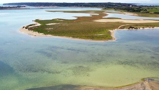 survol des corbi&egrave;res dans le sud de la France et vue sur la m&eacute;diterran&eacute;e