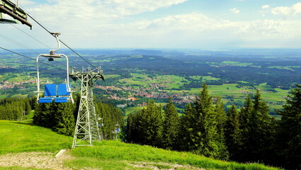Blick von Seilbahn auf dem Hörnle auf Bad Kohlgrub  im Ammergau mit Wald und grünen Wiesen bei...
