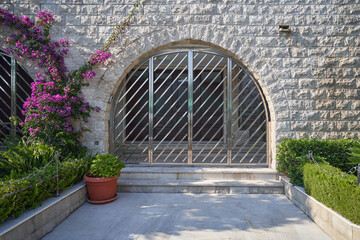 Arch in a building with an elegant lattice front door