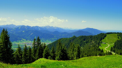 Herrliches Wandergebiet beim Hausberg "H&ouml;rnle" bei Bad Kohlgrub mit Wiesen, Weg und Wald und weitem Blick zum Wettersteingebirge