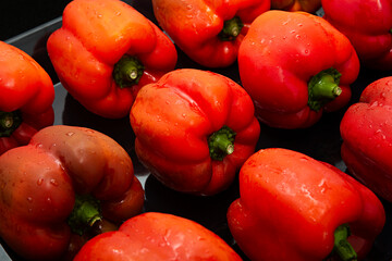 Pimientos rojos listos para asar.