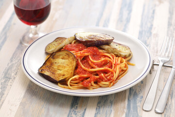 
linguine con pomodore e melanzane ( violetta di Firenze ), Italian cuisine, eggplant and tomato pasta