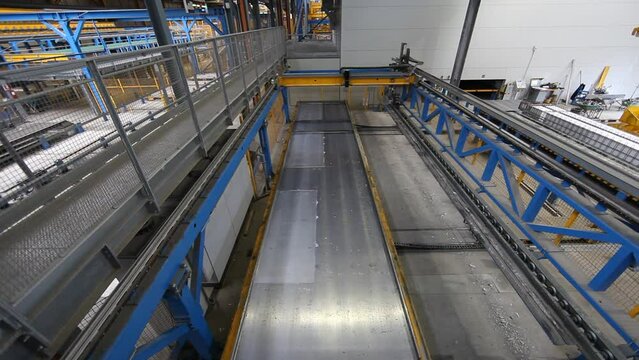 Video of a shuttering robot in action in a modern precast concrete production plant