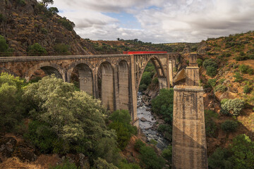 Fototapeta na wymiar Green Way, old train line passing through the bridge over the Jerte river between Plasencia and Bejar, Spain