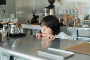 カフェ 女性スタッフ