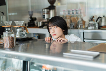 カフェ 女性スタッフ