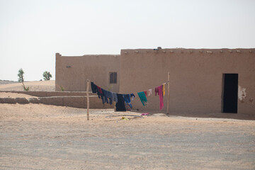 Ropa colgada junto a vivienda de adobe en Marruecos