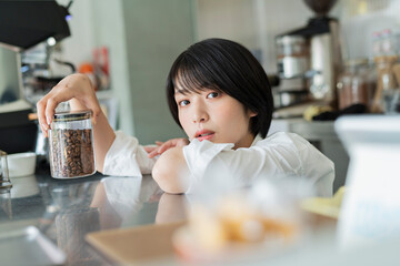 カフェ 女性スタッフ
