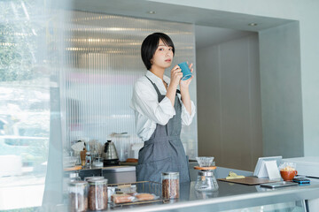 カフェ 女性スタッフ