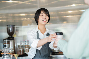 カフェ 商品を渡す女性スタッフ