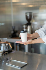 カフェ 商品を渡す女性スタッフ