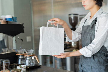 カフェ 商品を渡す女性スタッフ