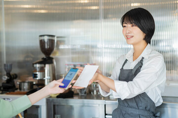 カフェ QRコードを読み取る女性