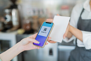 カフェ QRコードを読み取る女性