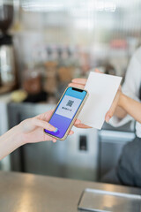 カフェ QRコードを読み取る女性