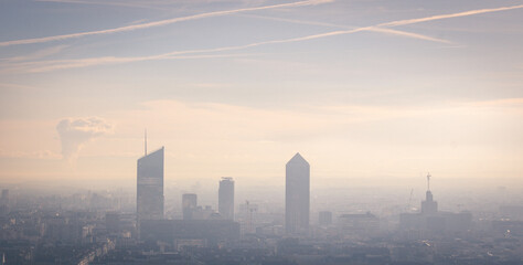 panorama de la ville de lyon avec un air pollué à cause de la canicule liée au réchauffement climatique - obrazy, fototapety, plakaty