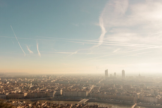panorama de la ville de lyon avec un air pollu&eacute; &agrave; cause de la canicule li&eacute;e au r&eacute;chauffement climatique
