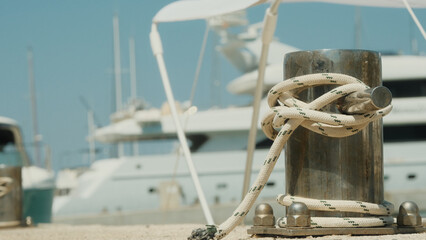 Obraz premium Knecht on the pier with rope in close-up