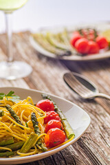 Spaghetti mit grünem Spargel und Tomaten und Weißwein