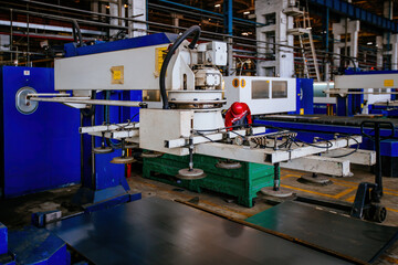 Loading unit of cutting machine. Mechanical vacuum lifter loading metal sheet
