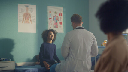 Obraz premium African family visiting pediatrician in modern office. Doctor start consultation