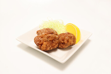 白い皿に盛りつけた鶏の唐揚げ