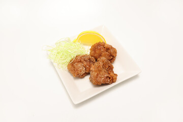 白い皿に盛りつけた鶏の唐揚げ