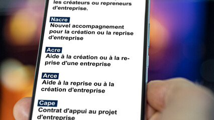 Un entrepreneur regarde les aides pour les créateurs ou repreneurs d'entreprise sur son...