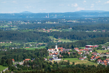 Fototapeta premium St. Stefan ob Stainz mit Kraftwerk Mellach im Hintergrund . Schilcherstraße . Weststeiermark . Österreich