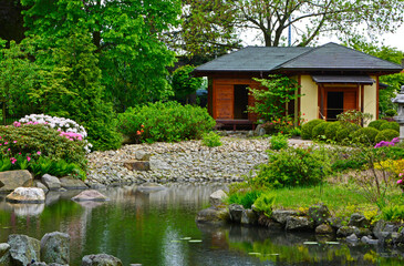 ogród japoński, dom japoński nad stawem,  japanese garden, designer garden	 - obrazy, fototapety, plakaty